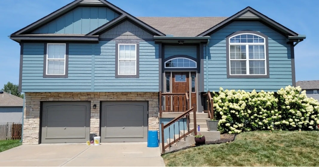 Before and After Exterior Photos of a home in Blue Springs, Missouri